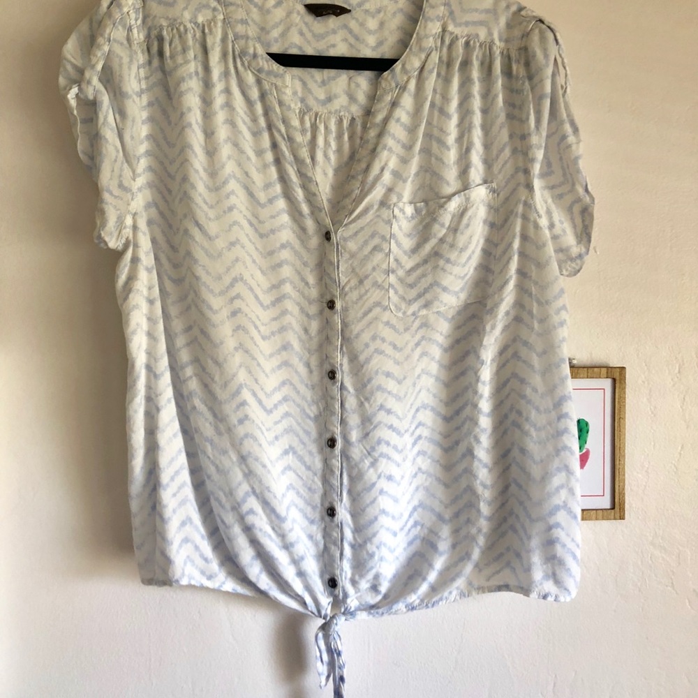 🌻2 for 10🌻 white and blue blouse with tie